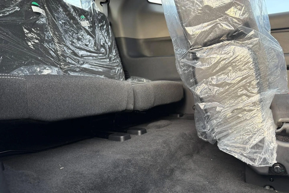 Hàng ghế thứ 3 của VinFast Limo Green được đặt cao so với mặt sàn chung mang lại khoảng không gian thoáng đãng