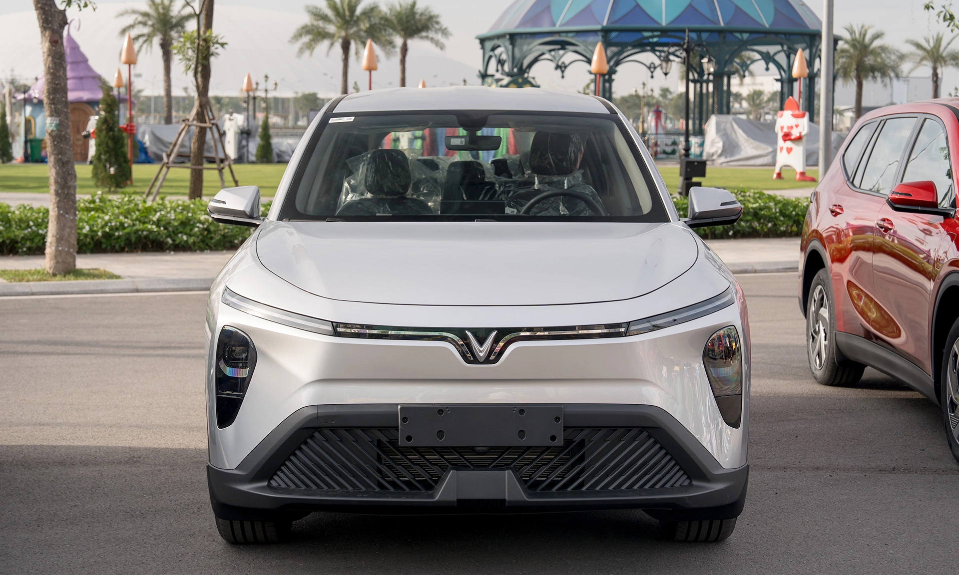 Dịch vụ xe VinFast LimoGreen bạc biển trắng đón chuyên gia tại Gia Lâm