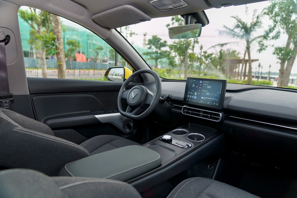 Nội thất của VinFast Limo Green được thiết kế theo hướng tối giản, mọi thao tác điều chỉnh chức năng trên màn hình trung tâm