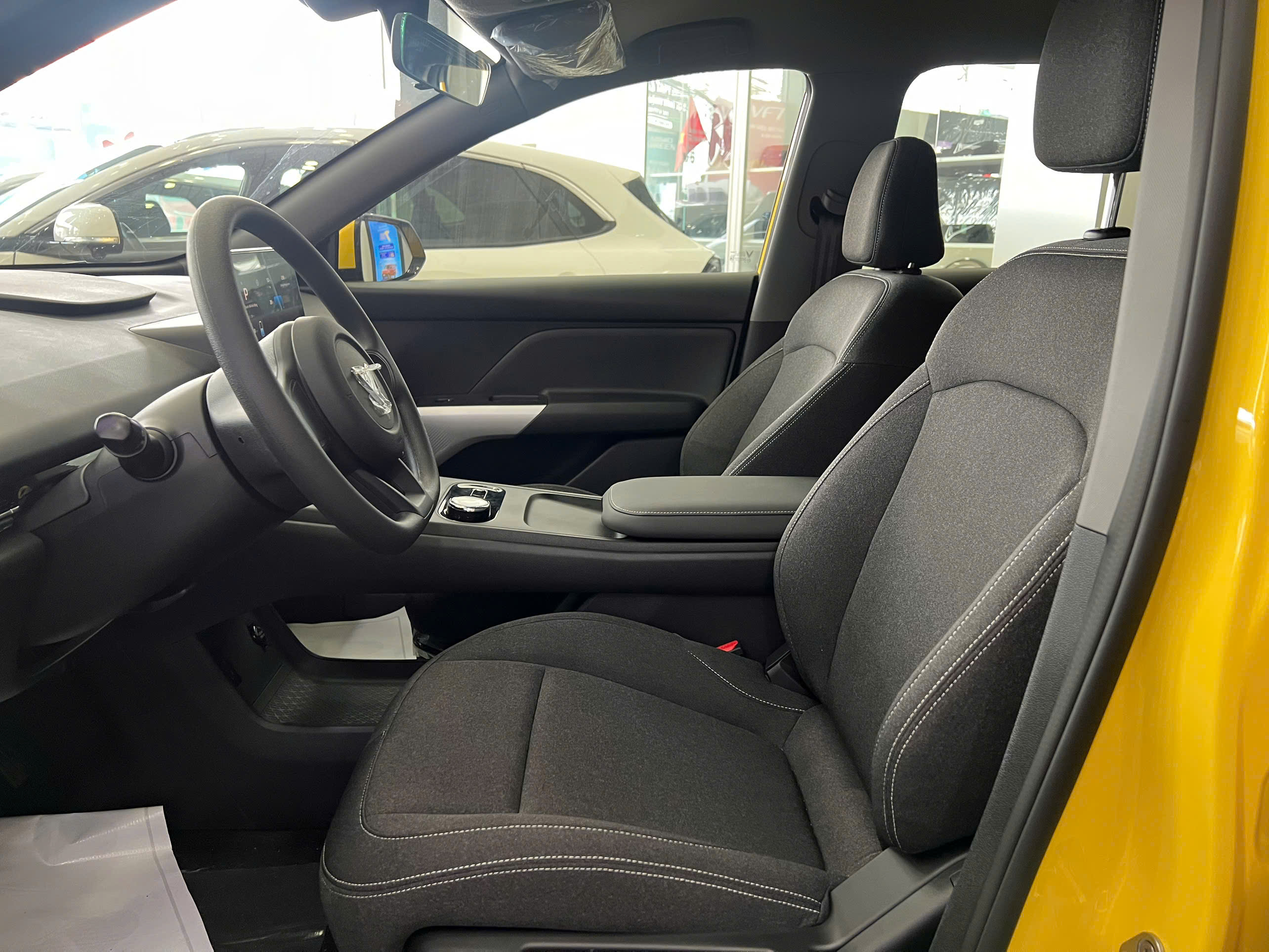 Nội thất thuê xe điện tự lái VinFast Limo Green khoang hành khách