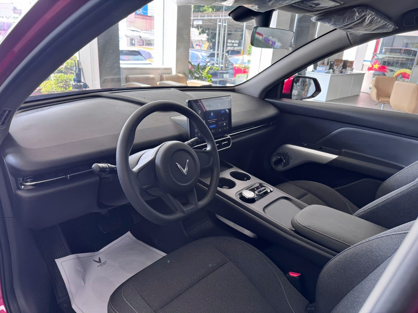 Thuê xe điện tự lái VinFast Limo Green màu đỏ