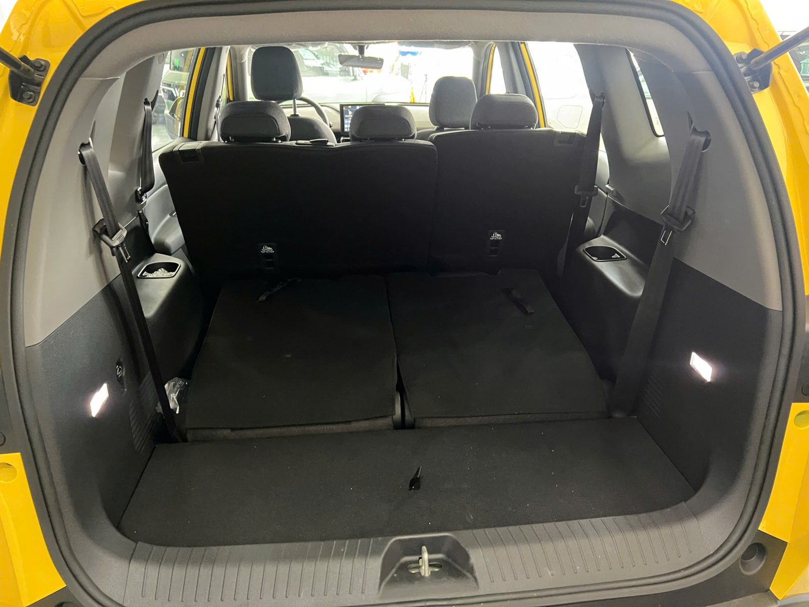 Xe VinFast Limo Green màu vàng cho thuê tự lái