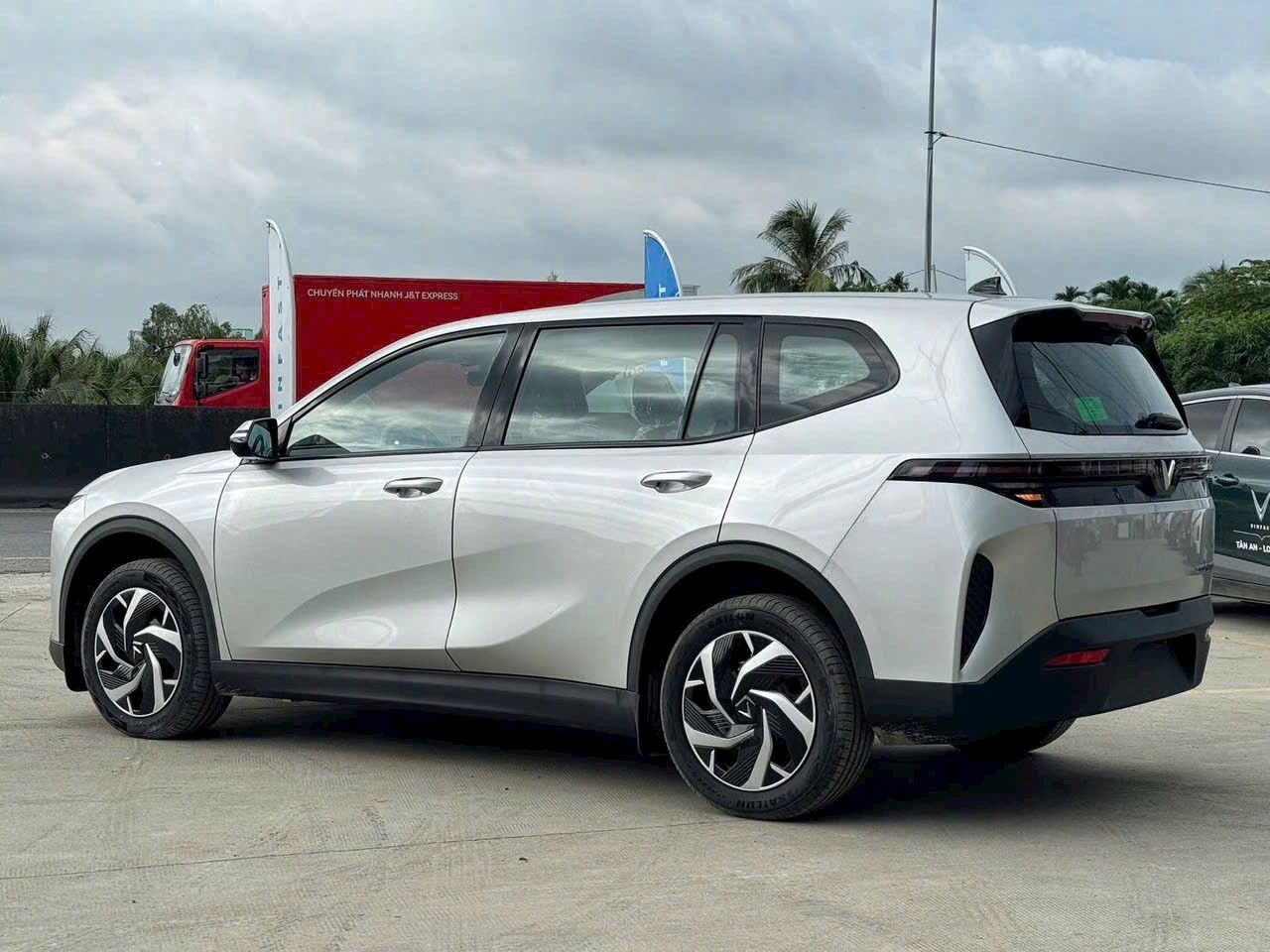 Thuê xe tự lái VinFast Limo Green Hà Nội - Xe 7 chỗ hiện đại